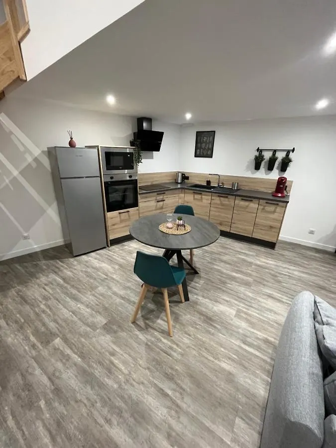 Chez Vins Et Jul Apartment Villieu-Loyes-Mollon 0*,  France